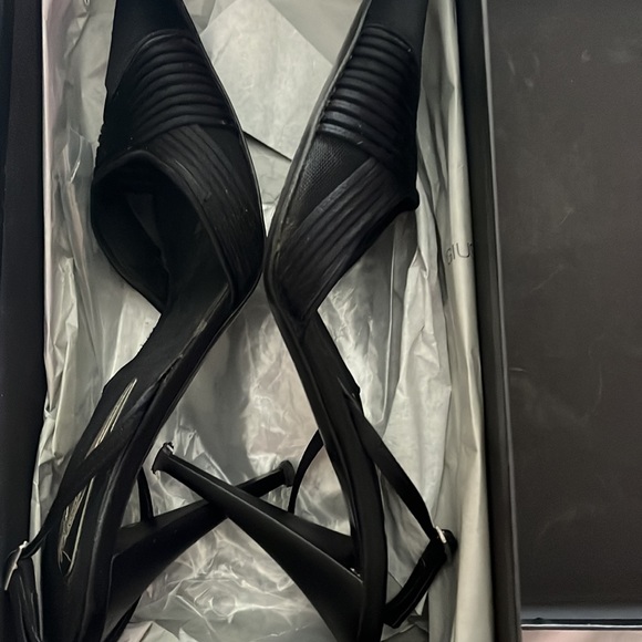 Ladies silk designer evening shoes
Heel needs repair - Picture 7 of 7